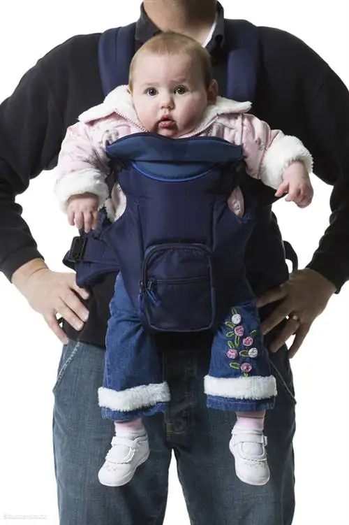 Не делай этого. Несколько дефектов носителя на одном изображении. 1. ножки ребенка свисают, это вредно для тазобедренных суставов. 2. смотрит наружу, что создает нагрузку на область промежности и сдавливает яички. 3. из-за неправильной осанки позвоночник тоже неестественно искривляется