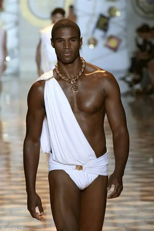 Подгузник от Версаче