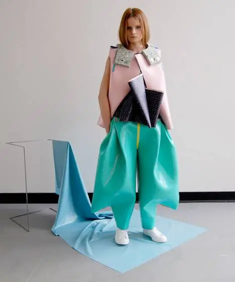 Который создал свой смелый тезис из комбинированного металла, тонкой пены и латексного материала