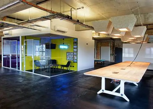 В этом районе, который также включает в себя часть исторического квартала города, находятся Бранденбургские ворота, телебашня, университет имени Гумбольдта и многие федеральные объекты