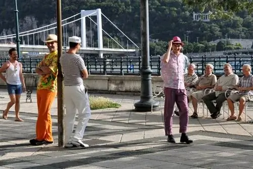 Геи эпохи Кадара также устраивали домашние вечеринки на 150 человек