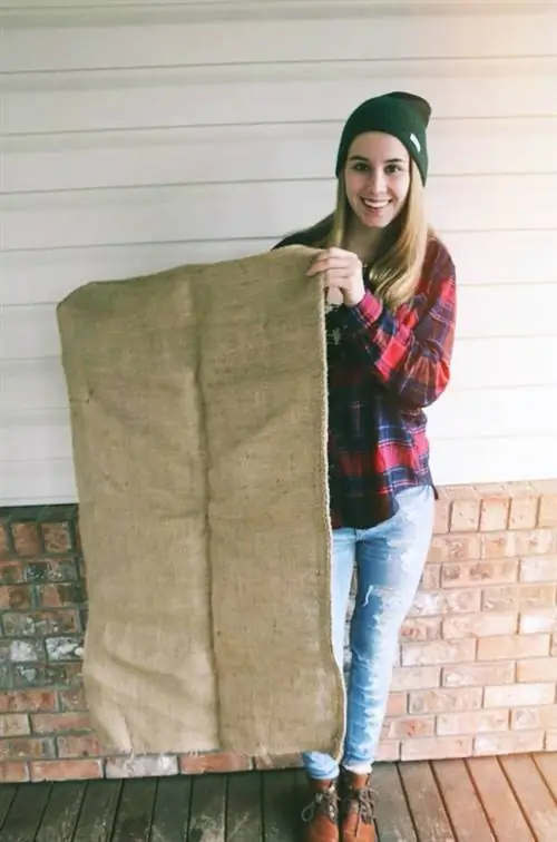 Кортни Бэрич сдержала свое слово и появилась на выпускном вечере в платье из мешковины