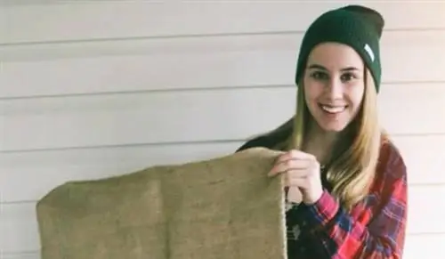 Подросток занимается благотворительностью в мешковине