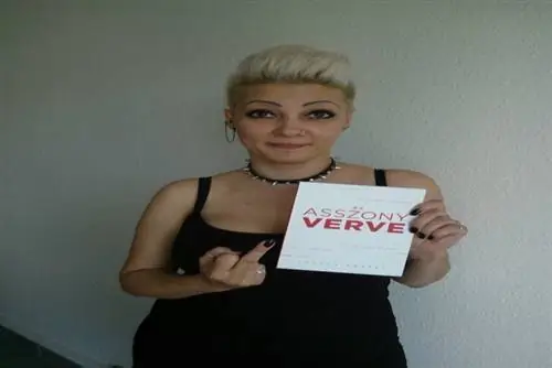 Он бил меня так сильно, что силикон вырвался из моей груди