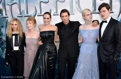 Анджелина Джоли прибыла на голливудскую премьеру в более эффектном черном вечернем платье