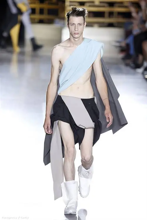 Хотя большинство дизайнеров постепенно создают только черно-белую одежду для весенне-летнего сезона, для Рика Оуэнса это уже не характерно