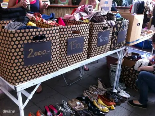 Многие складывали одежду в чемоданы и коробки, в начале указывали, сколько просят за нее, а покупатели могли выбирать по своему усмотрению