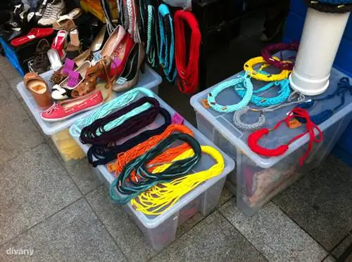 Со вкусом выставленные ожерелья на одном из стендов