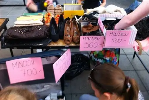 Гардероб: сложно продавать подержанные вещи