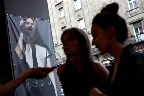 Толпы интересуются NUDE by NUBU