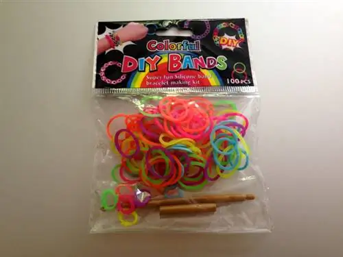 Мы купили материалы для браслета за пятьсот форинтов в магазине. В нем достаточно резинки для трех браслетов, застежки-молнии и двух крючков