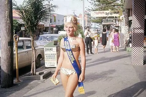 Восторженный внук также создал веб-сайт под названием Grandpas-Photos.com, куда он загрузил пятьдесят лучших фотографий своего деда, и посетители сайта могут указать, где были сделаны фотографии