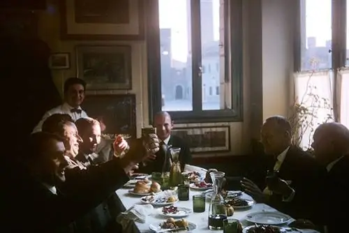 Недавно мы наткнулись на милые ностальгические фотографии, которые Дэйв Томкинс загрузил в социальные сети