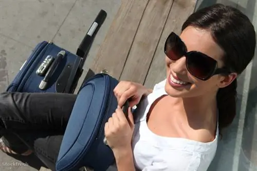 Stockfresh 1672110 женщина в солнцезащитных очках ждет с чемоданом s