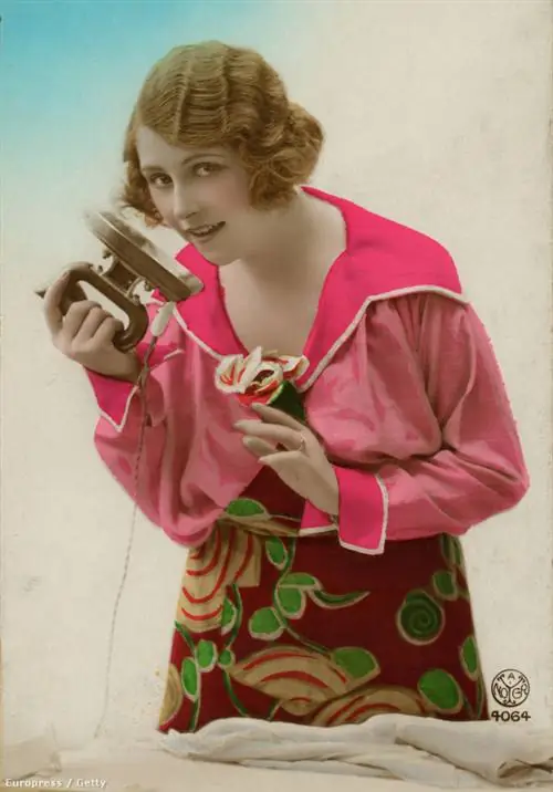 Дама в цветочном платье задается вопросом, насколько горячо железо. Это опасный метод, но он точно работает