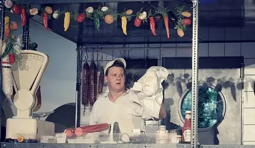 Салями оживает в руках мясника с тысячей лиц