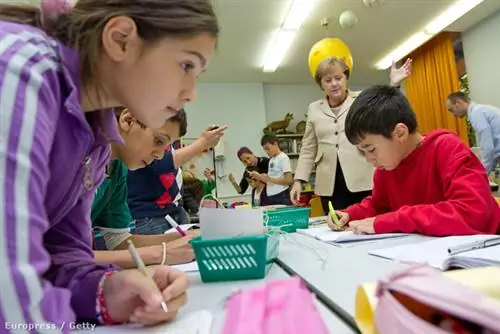 На снимке канцлер Германии Ангела Меркель посещает школу, предназначенную для детей иммигрантов