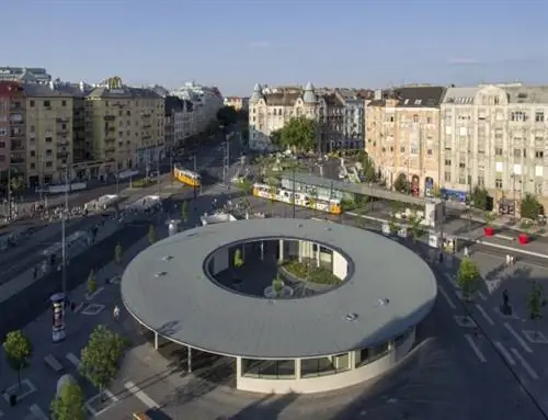 Благодаря чему создавалась своеобразная асимметрия между внутренним и внешним пространством, что было вполне оправдано, в случае с шумной и оживленной кольцевой развязкой