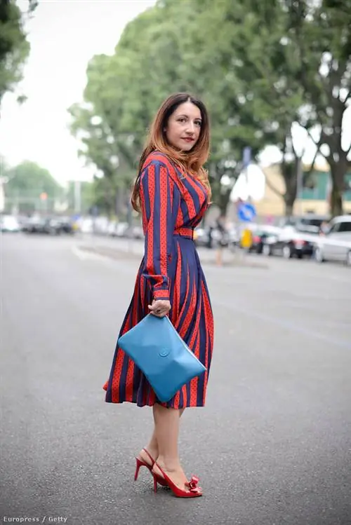 В наше время все одеваются так, как им хочется, поэтому если вы обязательно захотите носить красные туфли с красной сумкой, вас никто не остановит