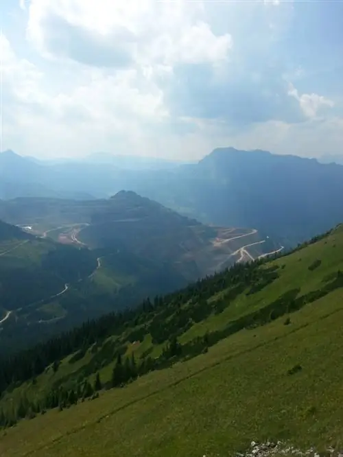 Трудно представить, что зимой здесь мчатся толпы людей