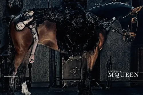 Весной Mulberry провела кампанию с белой лошадью, а в этом году креативщики Alexander McQueen и Lanvin увидели в хорошо сфотографированном животном фантазию
