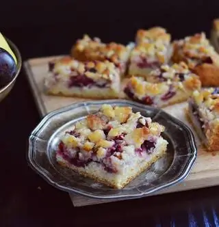 Пятничное печенье: кусочек сливы с марципаном