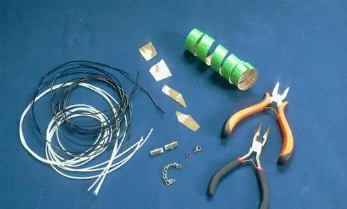 Ингредиенты: основы для ожерелья, плоскогубцы, клей, короткая цепочка, секундомеры, измерительная лента