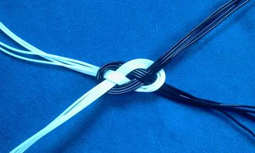 Потянув за концы, получится двойной узел