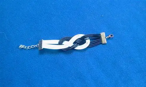 Поместите цепочку и замок в виде дельфина на секундомеры