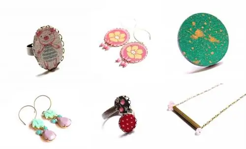 Ювелирные украшения Дикой Юдит: кольцо в виде поросенка, 2500 форинтов, мятно-розовые серьги 3900 форинтов, серьги с желтым цветком 4500 форинтов, кольцо, 2500 форинтов, зеленое, круглое кольцо 1500 форинтов, ожерелье, 3500 форинтов