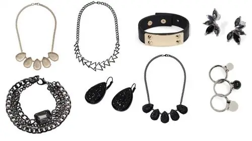 Нажмите на изображение для большего размера! Цены: золотая цепочка 1490 форинтов, браслет с камнями 990 форинтов, треугольная цепочка 1490 форинтов, серьги 890 форинтов, браслет 990 форинтов, черная цепочка 1490 форинтов, серьги с четырьмя камнями и набор колец 990 форинтов