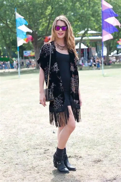 Кимоно с короткими рукавами и бахромой внизу считалось крутым на фестивалях с ботильонами