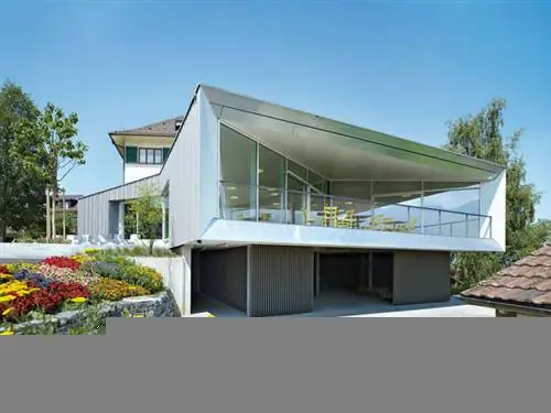 archdaily.com сообщает о учреждении, которое 90 лет назад функционировало как институт для глухонемых и инвалидов, а в последние годы было расширено за счет дополнительных зданий