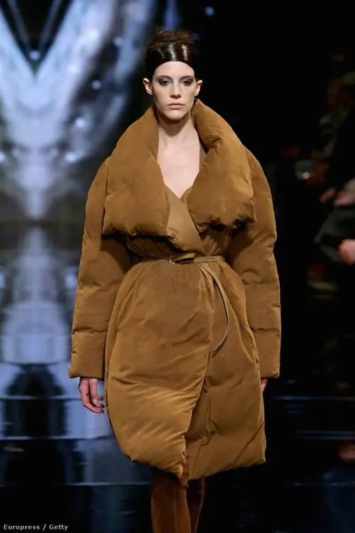 9. Стеганая куртка оверсайз на подиуме Donna Karan в Нью-Йорке