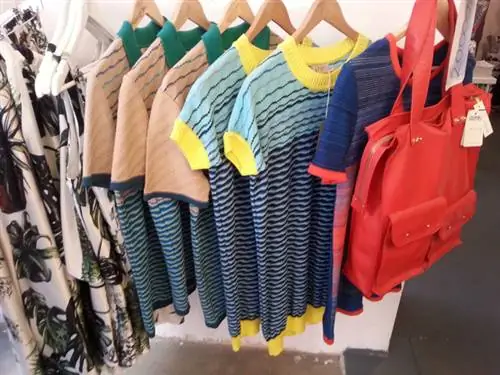 Платья Kele и юбки Tomcsányi за 20 000 форинтов. Также доступны несколько сумок Tomcsányi Dori