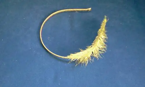 Приклейте первое перо на один стебель