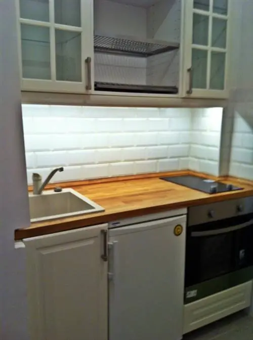 Встроенный холодильник был бы лучше, если бы он был шириной 50 см. Очень извиняюсь за качество фото, снимал с мобилы, это я знал еще вечером, дверца капельного шкафа - вечный пропавший предмет в Икее, но с тех пор ее заменили