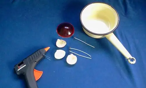 Ингредиенты: клей, ракушки, фитиль, воск и емкость