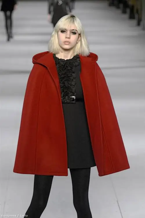 К сожалению, французский модный дом просит за накидку целое состояние - 469 839 форинтов