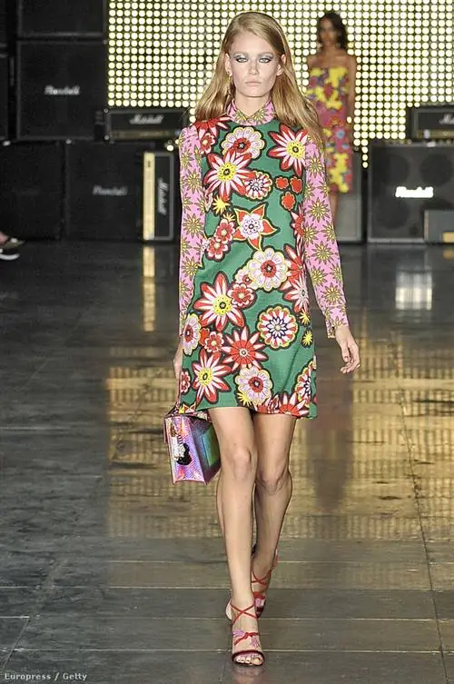 В первом ряду модные знаменитости, такие как Алекса Чанг, Дейзи Лоу или Пикси Лотт, могли наблюдать за шоу, которое не было лишено китчевых цветочных узоров