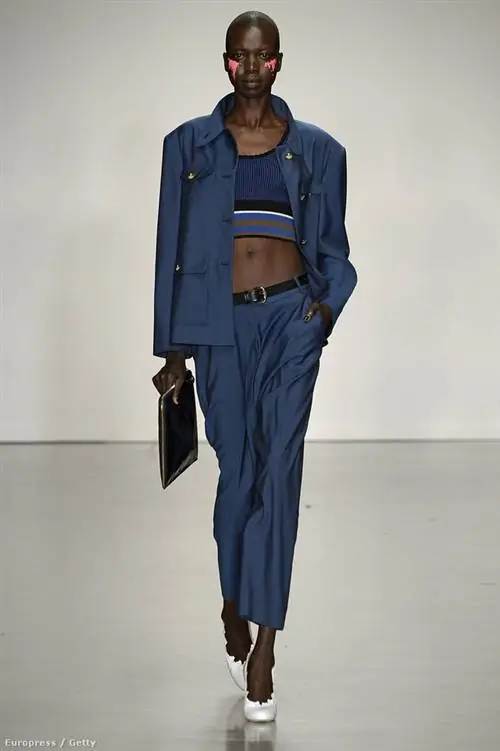 Не выйдут из моды и следующим летом футболки с изображением живота