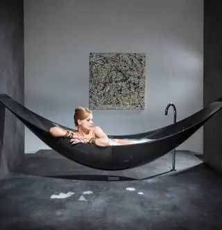 Подвесная кровать и ванна в одном: круто или безвкусно?