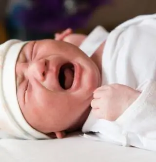 У беспокойной матери плачущий ребенок