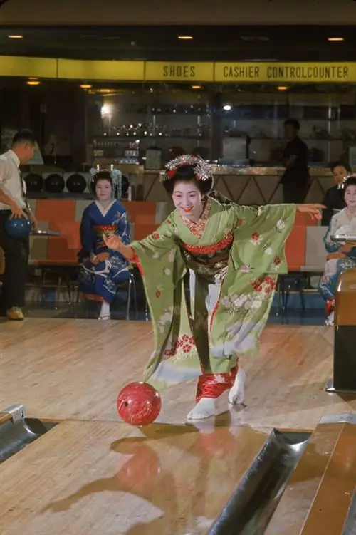 Ты думал, что сможешь пойти в боулинг в кимоно? На снимке изображена гейша-стажер, а фото было сделано в 1964 году в Киото