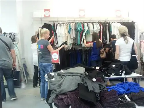 Mango Outlet: черные тонкие худи можно было найти за 990 форинтов со скидкой 90%