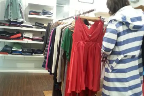 Гант, Парндорф: платья за 40 евро, топы на вешалке