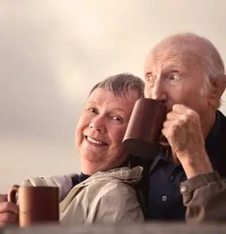 Довольная женщина делает счастливым мужчину