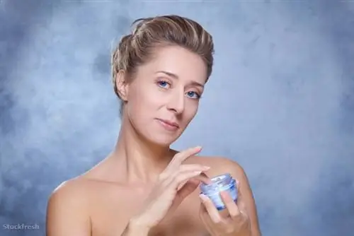 Stockfresh 1643850 женщина с кремом для лица sizeM