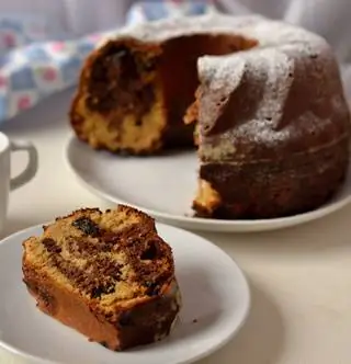 Большая кухня: классическая мраморная плита