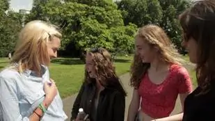 С голой грудью и словами против рака